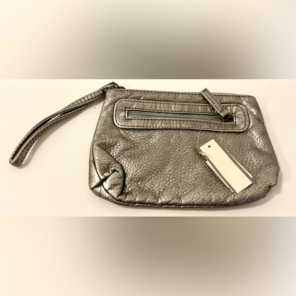 The new double zipper silver wallet can be used as a bracelet.